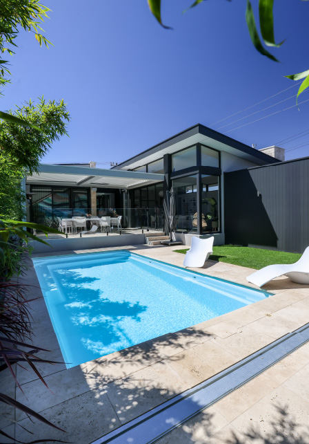 keeping-warm-by-the-pool-in-winter-blogimage1-m