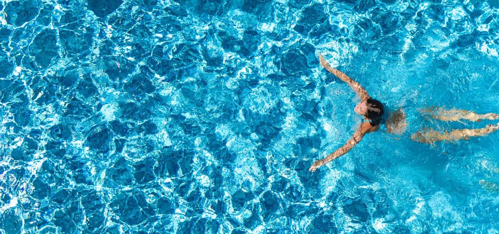 woman-swimming-in-pool
